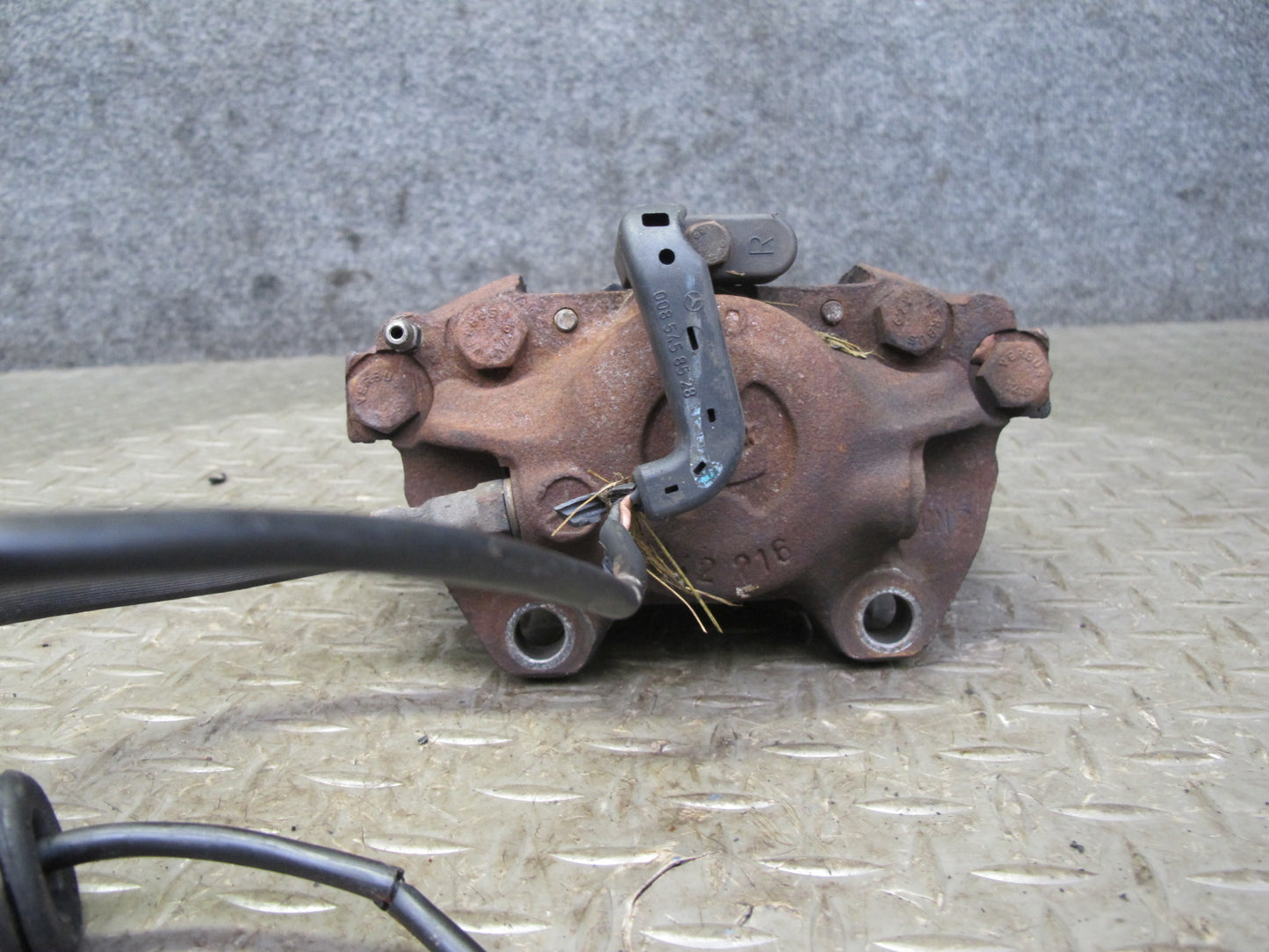 77-85 Mercedes W123 300D Set of 2 Front Left & Right Brake Caliper OEM