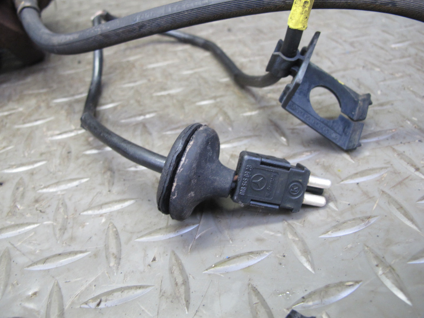 77-85 Mercedes W123 300D Set of 2 Front Left & Right Brake Caliper OEM