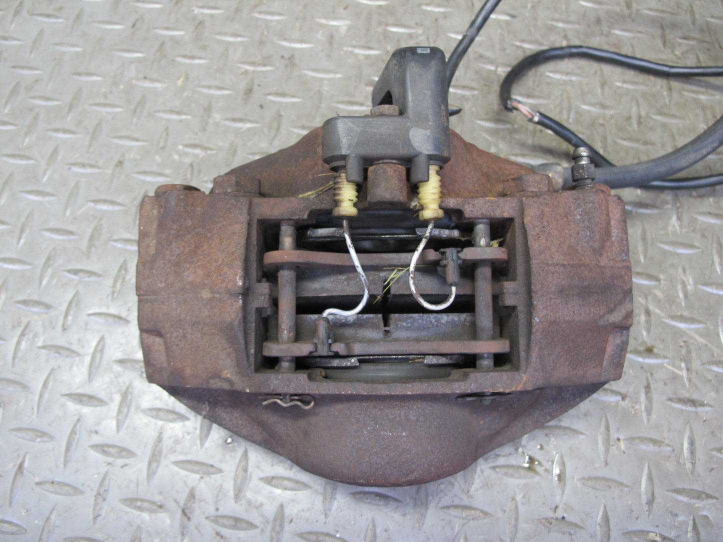 77-85 Mercedes W123 300D Set of 2 Front Left & Right Brake Caliper OEM