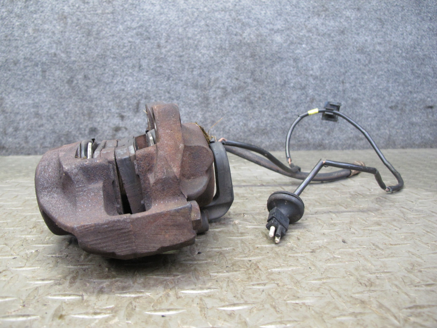 77-85 Mercedes W123 300D Set of 2 Front Left & Right Brake Caliper OEM