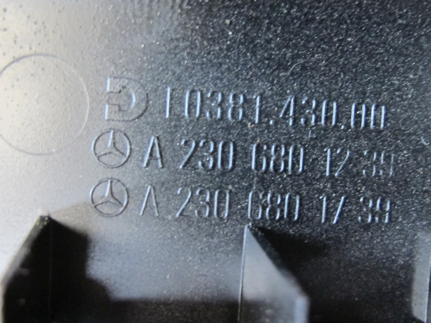 03-06 Mercedes R230 Sl-class Center Console Leather Armrest 2306801239 OEM