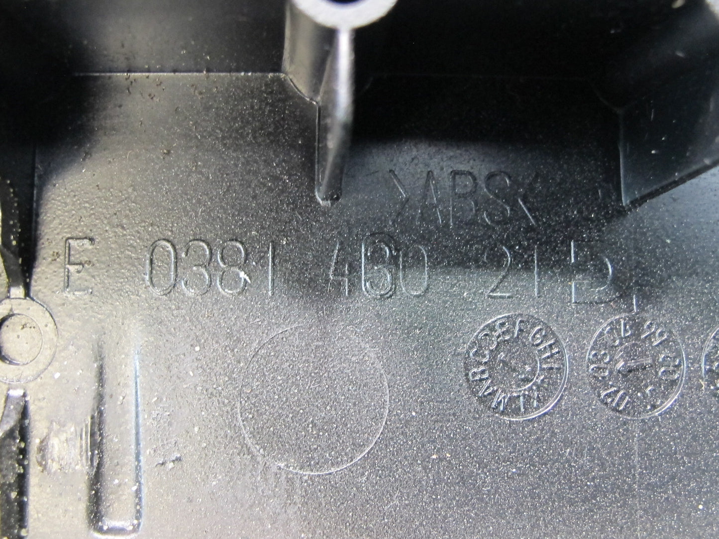 03-06 Mercedes R230 Sl-class Center Console Leather Armrest 2306801239 OEM