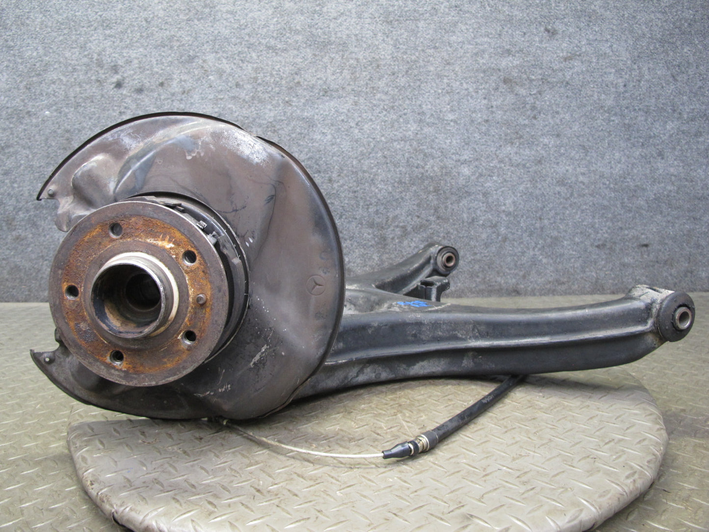 77-85 Mercedes W123 300D Sedan Rear Right Spindle Knuckle Wheel Hub Bearing OEM