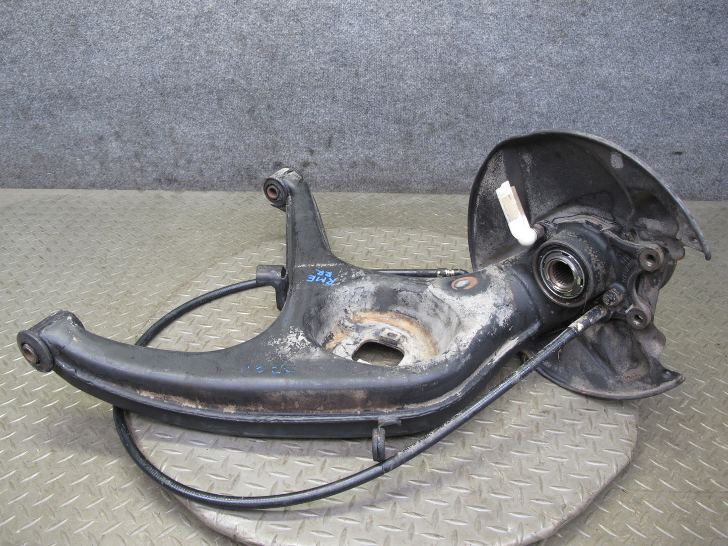 77-85 Mercedes W123 300D Sedan Rear Right Spindle Knuckle Wheel Hub Bearing OEM