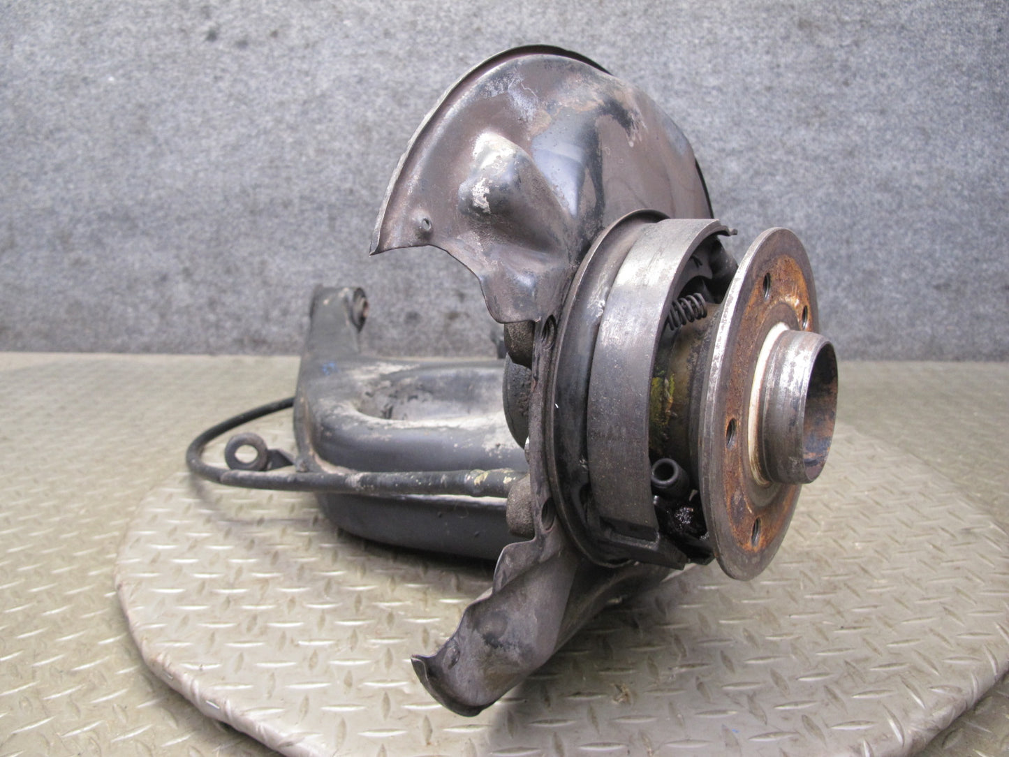 77-85 Mercedes W123 300D Sedan Rear Right Spindle Knuckle Wheel Hub Bearing OEM