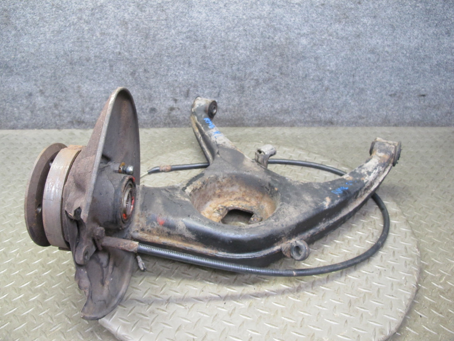 77-85 Mercedes W123 300D Sedan Rear Left Spindle Knuckle Wheel Hub Bearing OEM