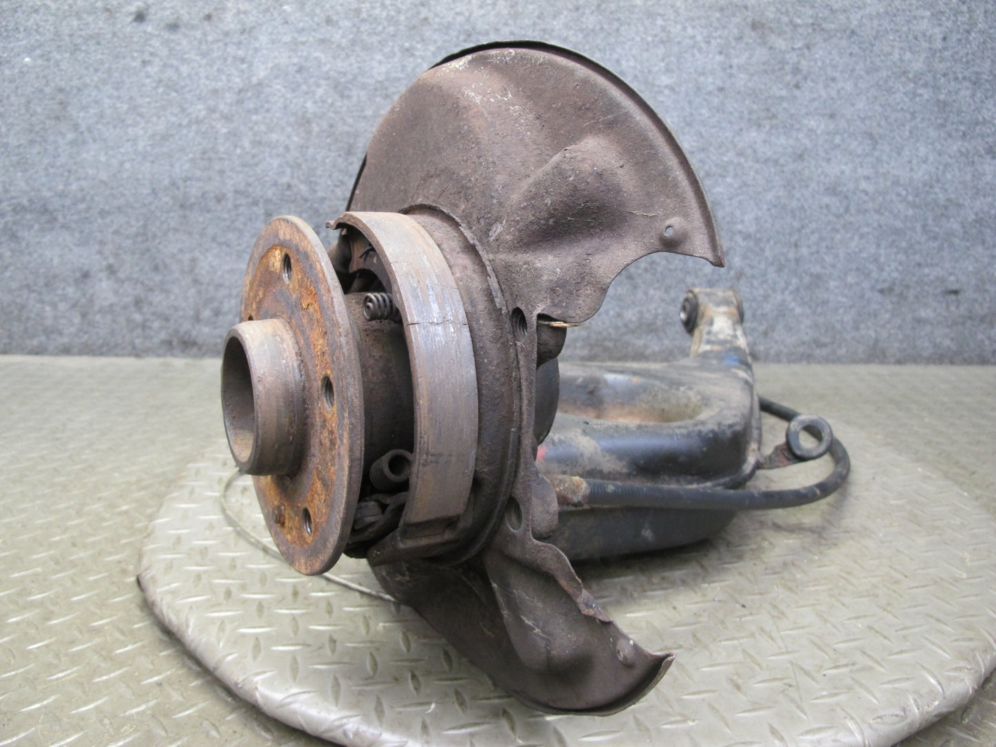 77-85 Mercedes W123 300D Sedan Rear Left Spindle Knuckle Wheel Hub Bearing OEM