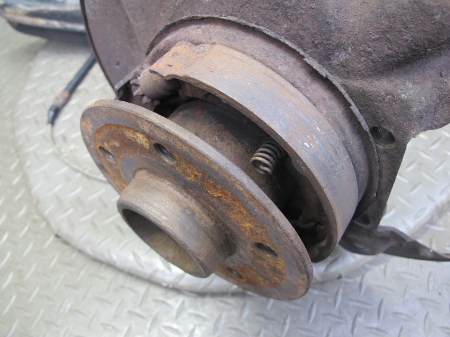 77-85 Mercedes W123 300D Sedan Rear Left Spindle Knuckle Wheel Hub Bearing OEM