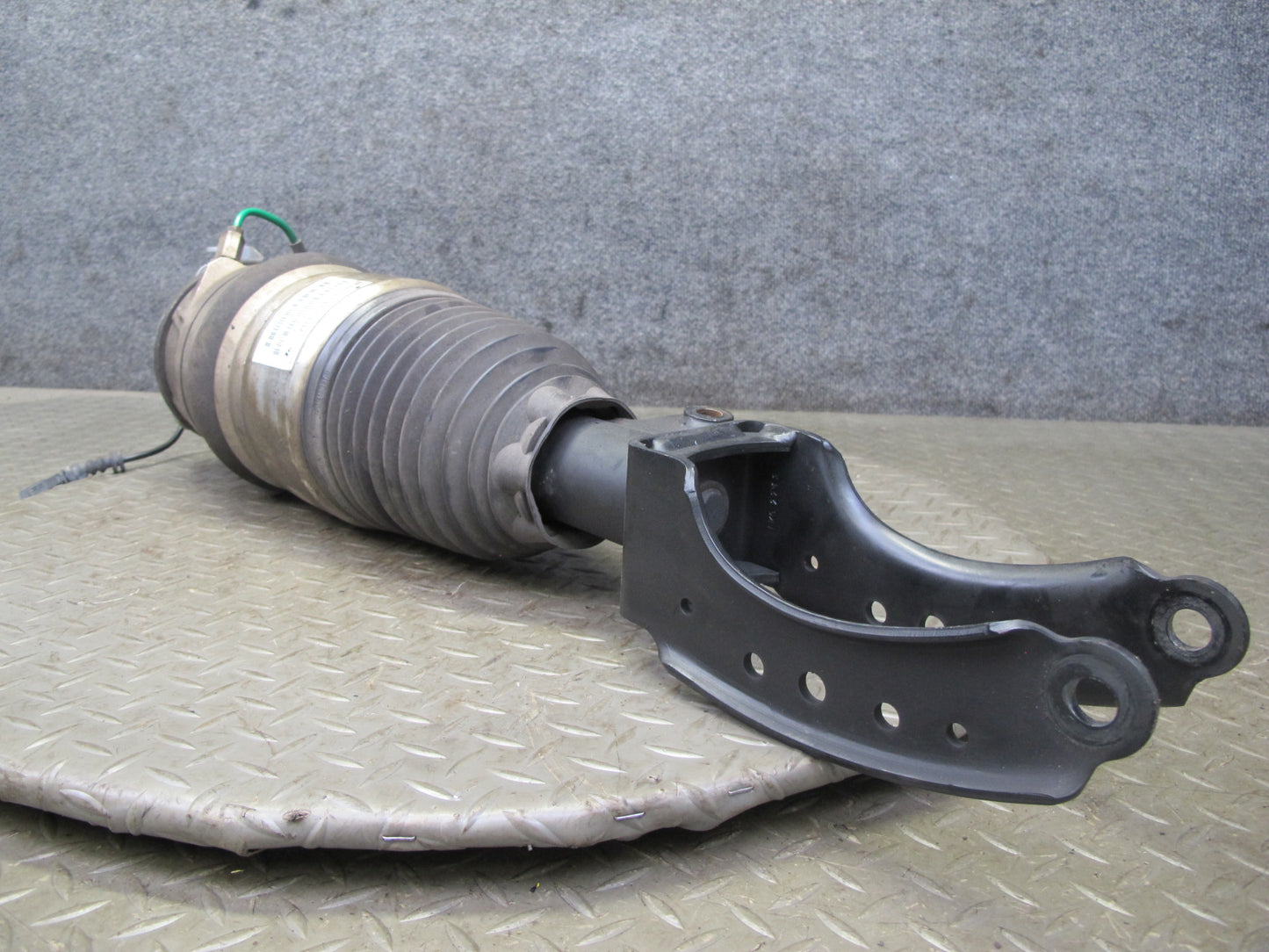 2011-2018 Porsche Cayenne S 958 4.8L Front Right Air Ride Shock Strut Absorber