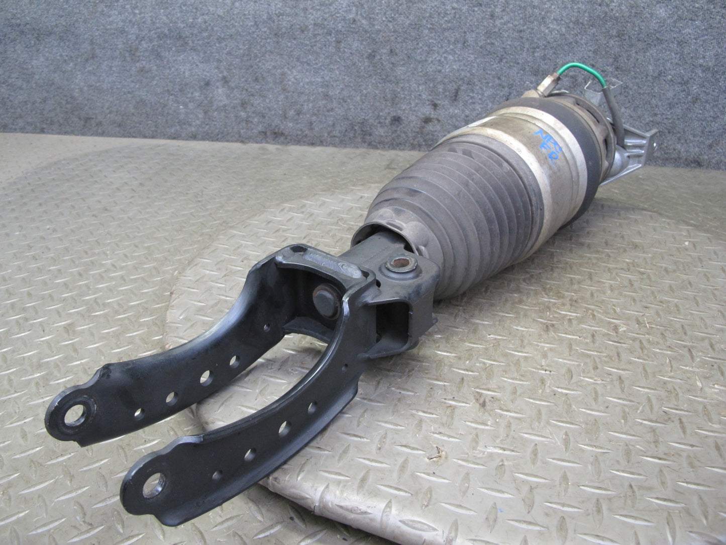 2011-2018 Porsche Cayenne S 958 4.8L Front Right Air Ride Shock Strut Absorber