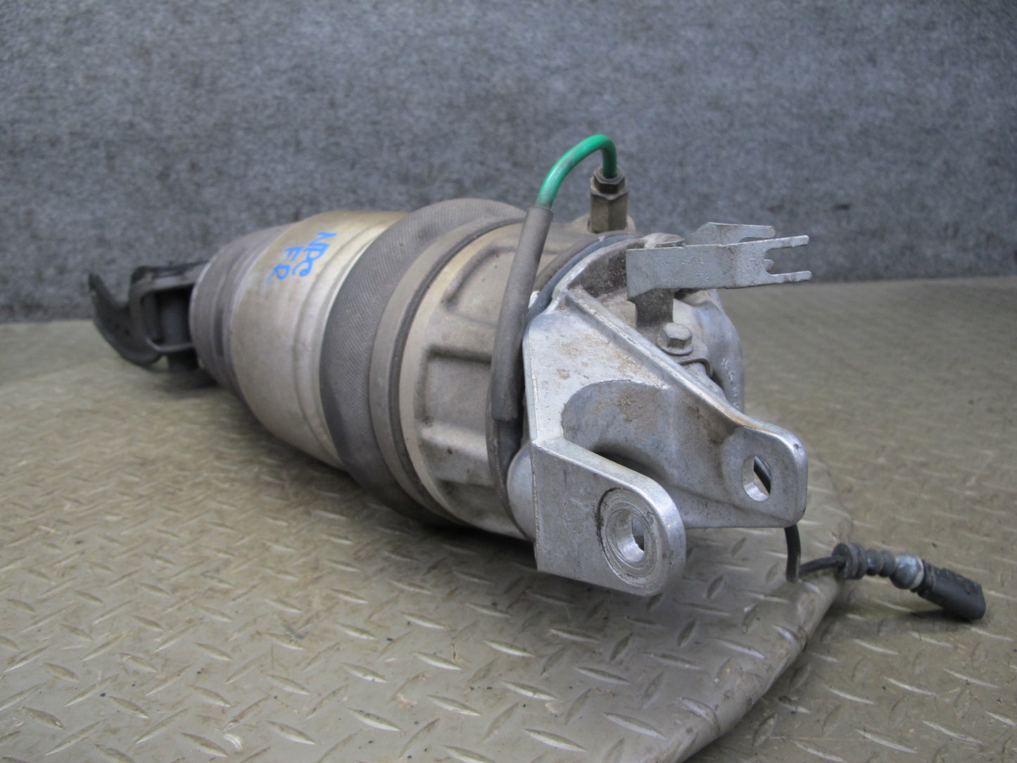 2011-2018 Porsche Cayenne S 958 4.8L Front Right Air Ride Shock Strut Absorber