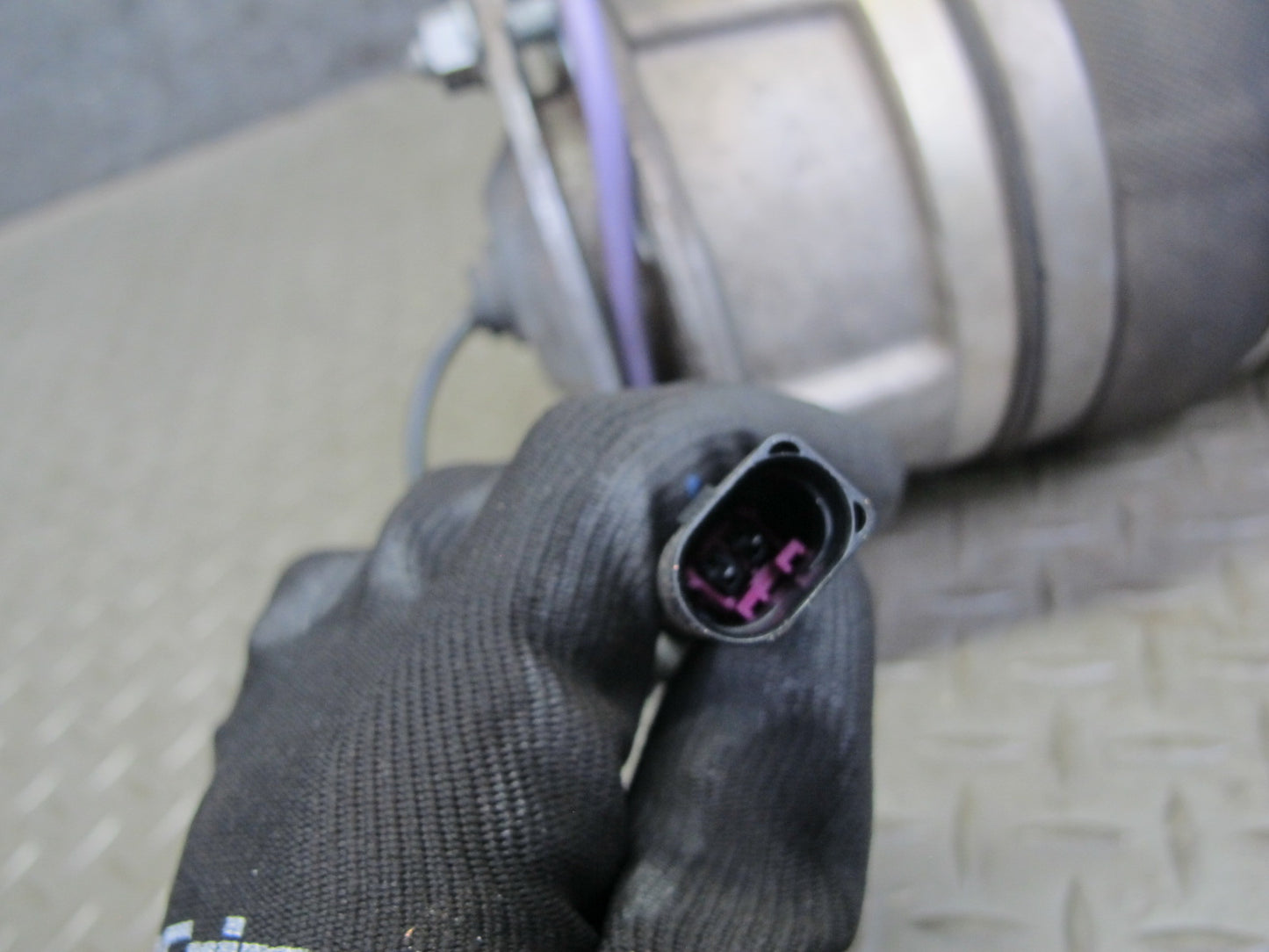 2011-2018 Porsche Cayenne S 958 4.8L Front Left Air Ride Shock Strut Absorber