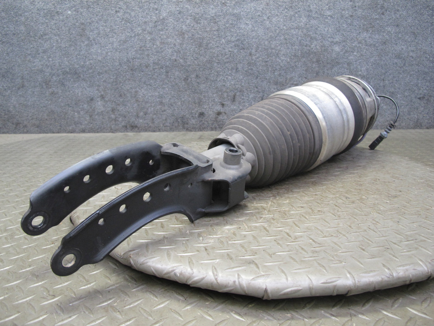 2011-2018 Porsche Cayenne S 958 4.8L Front Left Air Ride Shock Strut Absorber