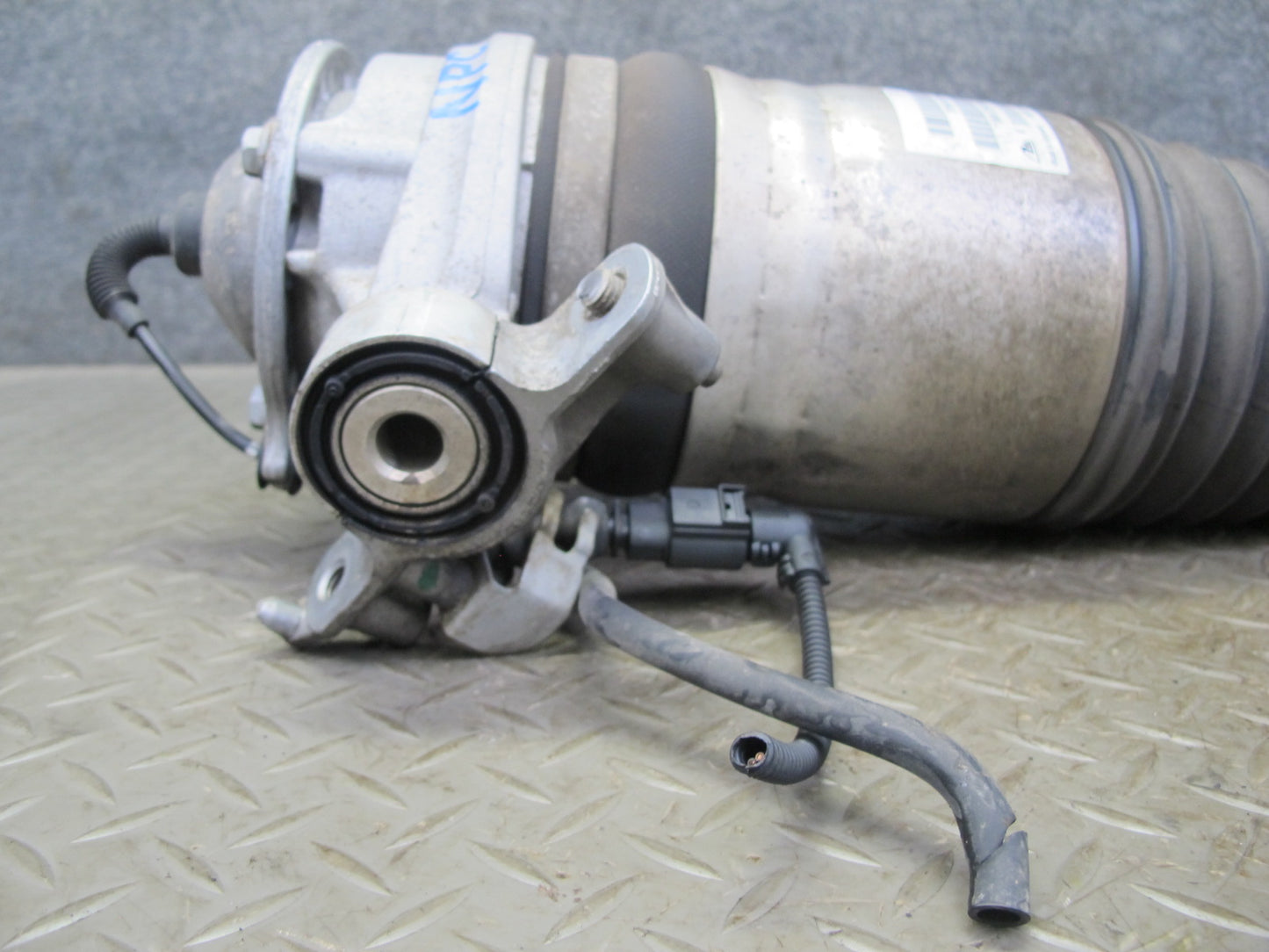 2011-2018 Porsche Cayenne S 958 4.8L Rear Left Air Ride Shock Strut Absorber