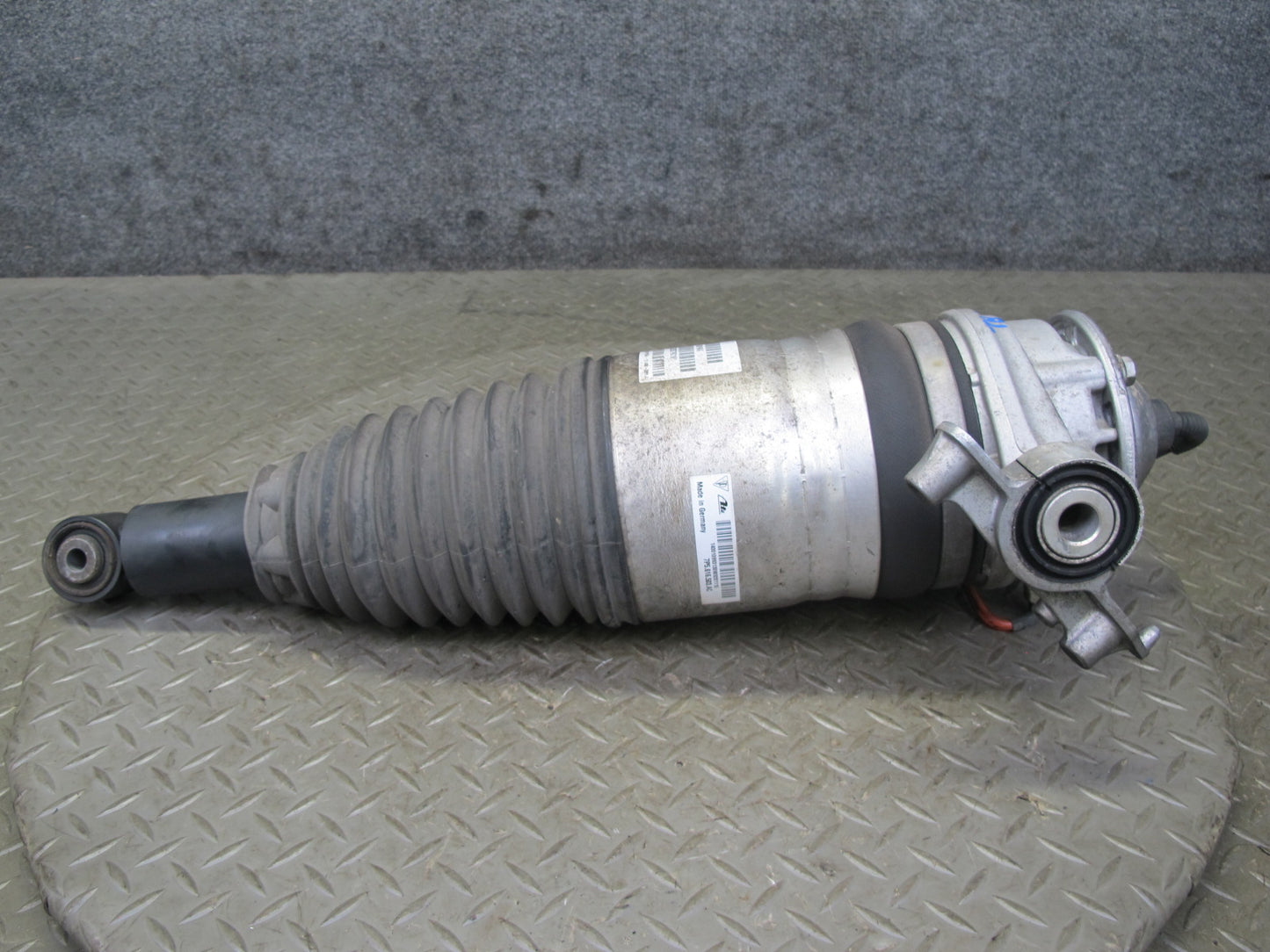 2011-2018 Porsche Cayenne S 958 4.8L Rear Left Air Ride Shock Strut Absorber