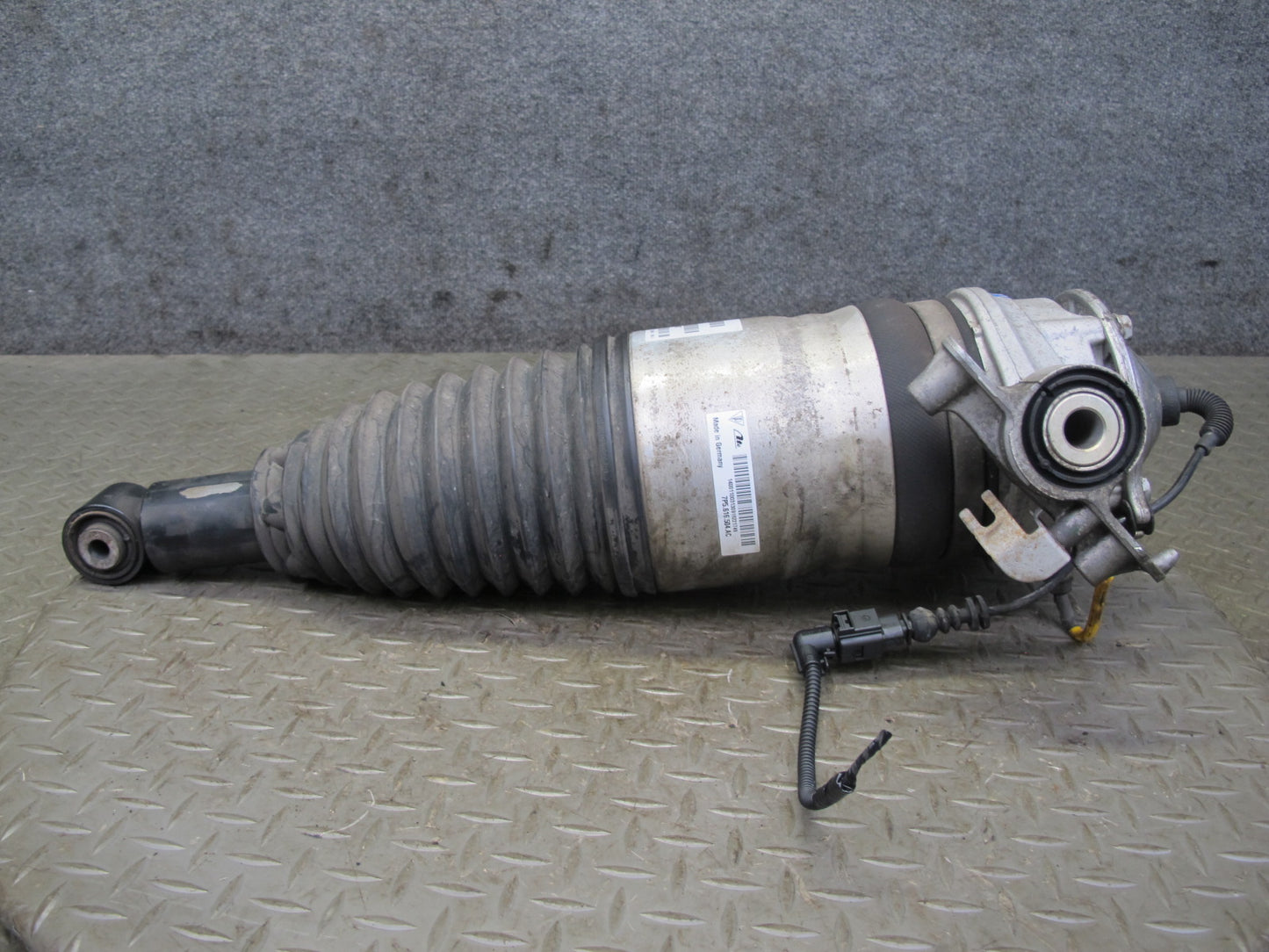 2011-2018 Porsche Cayenne S 958 4.8L Rear Right Air Ride Shock Strut Absorber