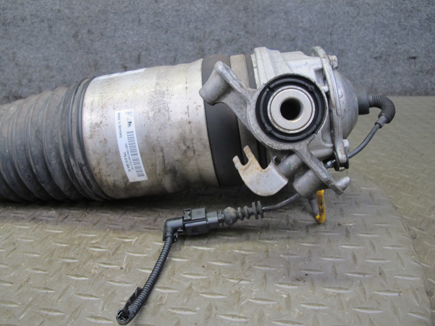 2011-2018 Porsche Cayenne S 958 4.8L Rear Right Air Ride Shock Strut Absorber