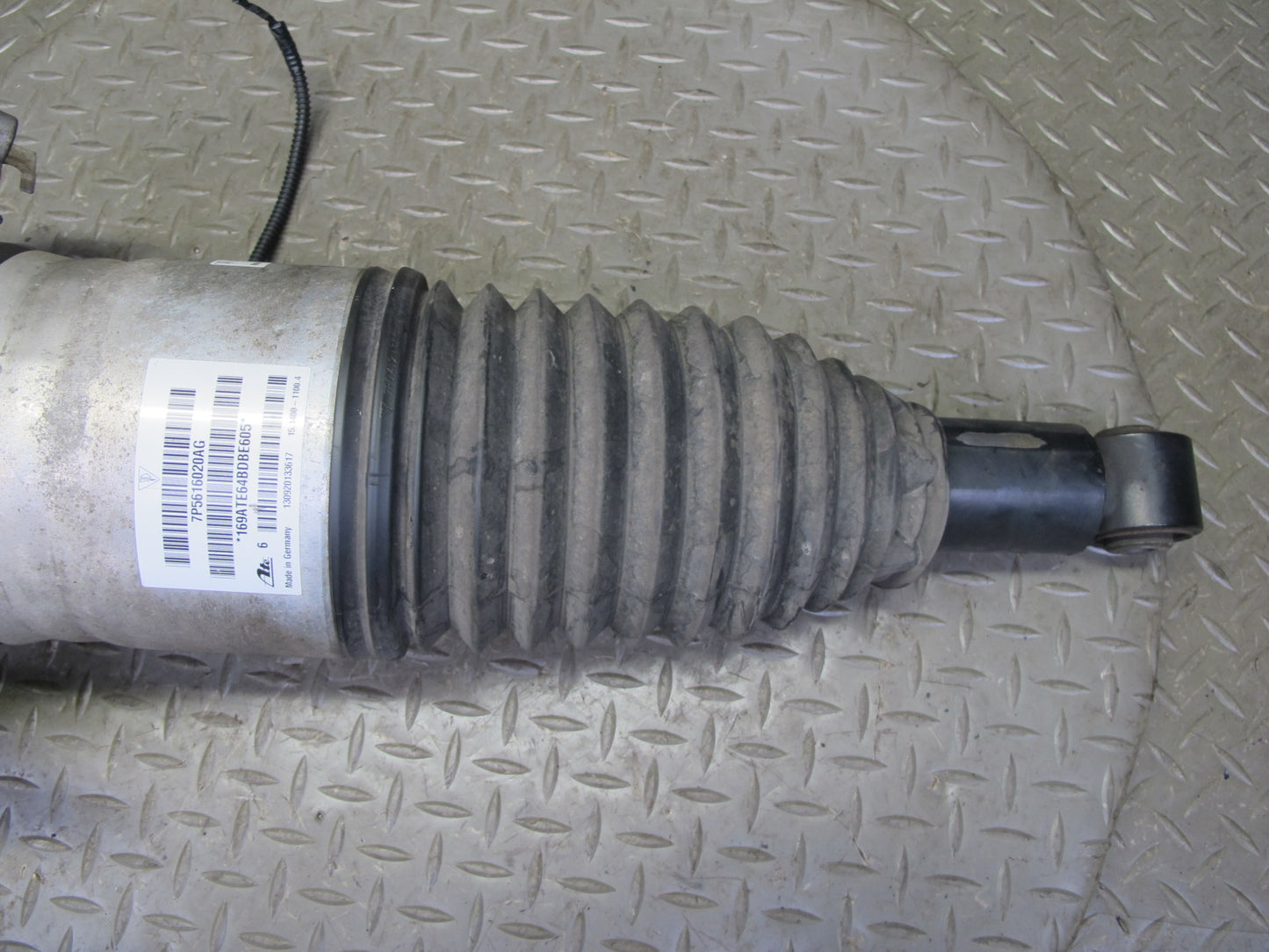 2011-2018 Porsche Cayenne S 958 4.8L Rear Right Air Ride Shock Strut Absorber