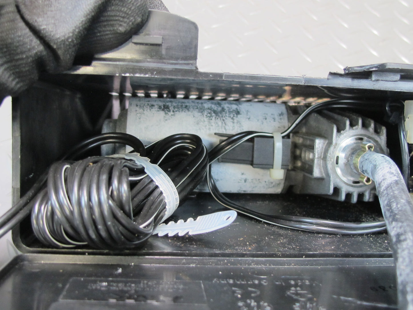 03-12 Mercedes R230 Sl-class Spare Tire Air Compressor 0005830502 OEM