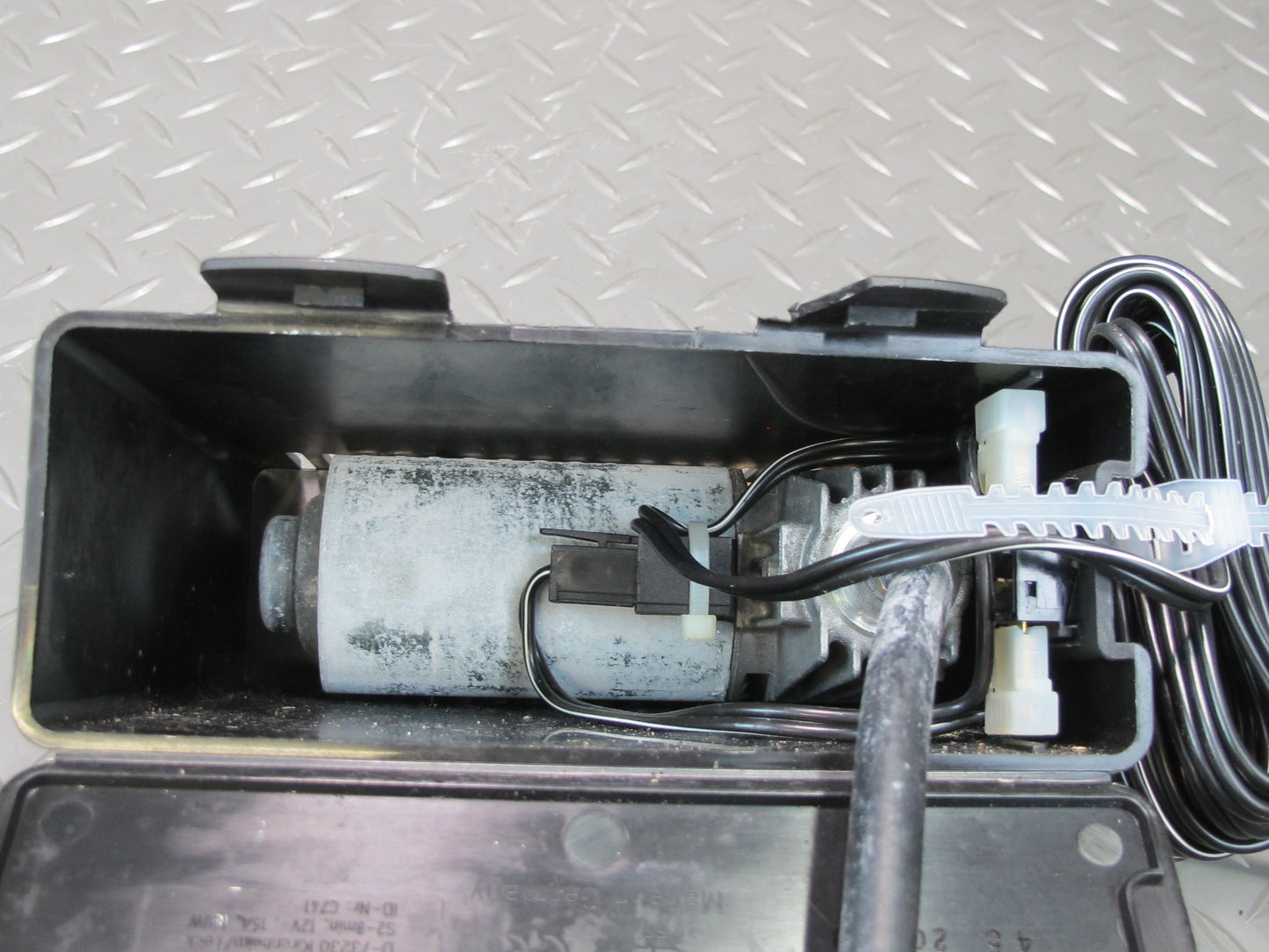 03-12 Mercedes R230 Sl-class Spare Tire Air Compressor 0005830502 OEM