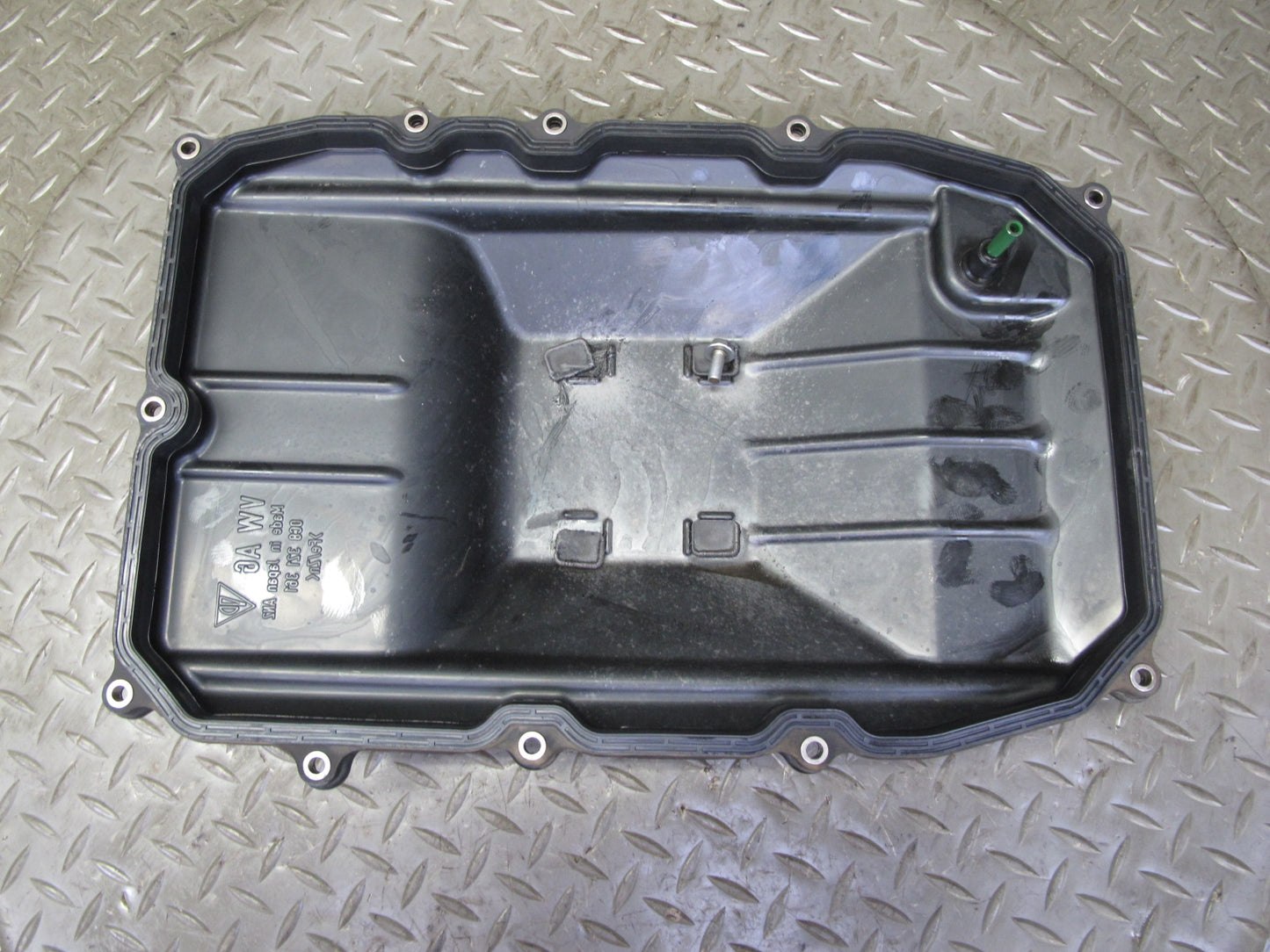 2011-2018 Porsche Cayenne S 958 Automatic Transmission Oil Pan 0C8321361