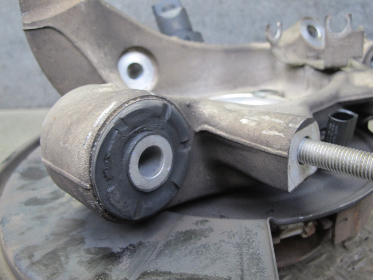 2013-2018 Porsche Cayenne 958 AWD Rear Left Spindle Knuckle Wheel Hub Bearing