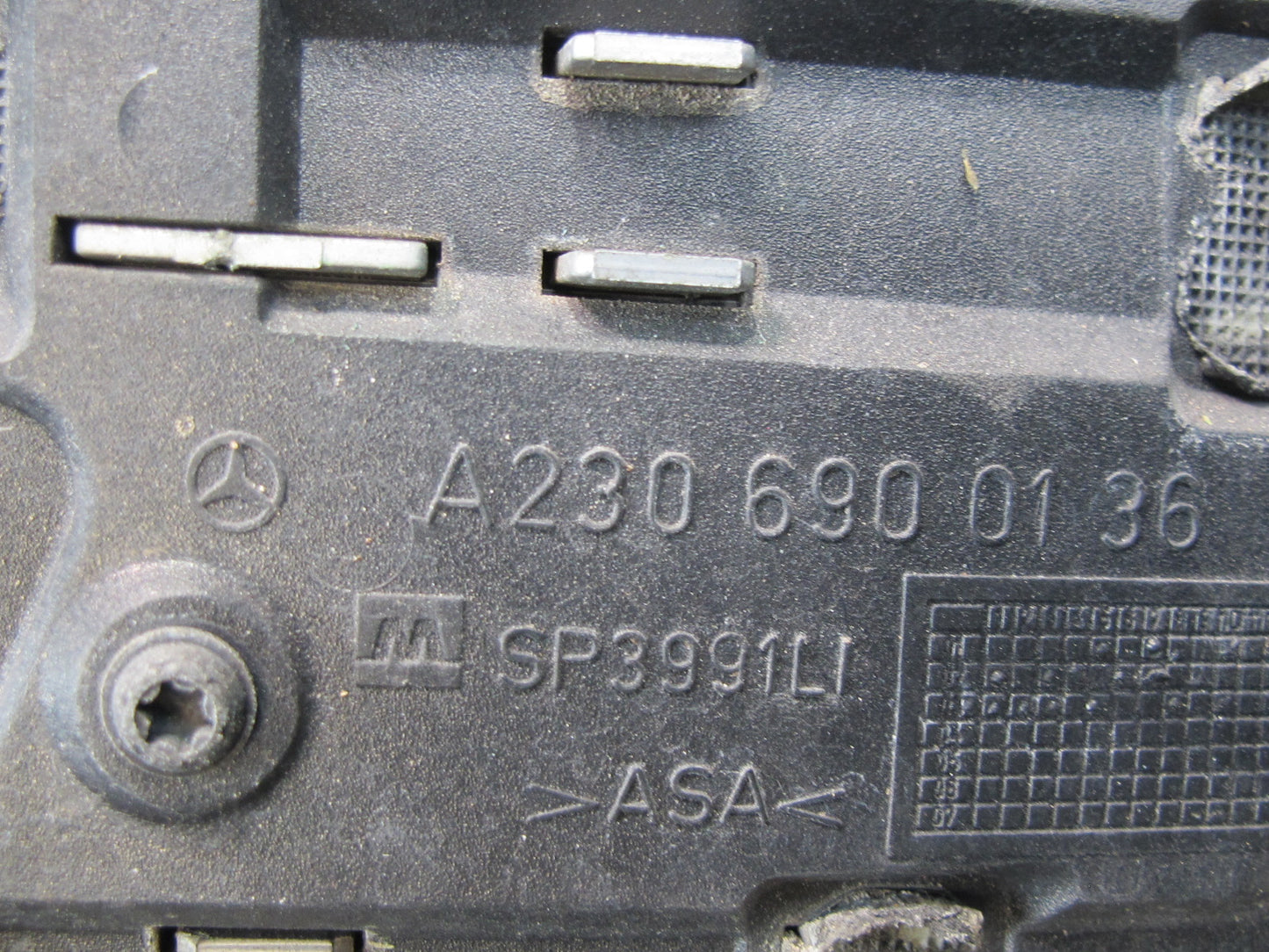 03-08 Mercedes R230 SL600 V12 Set of 2 Front Fender Grille Vent Trim Molding OEM