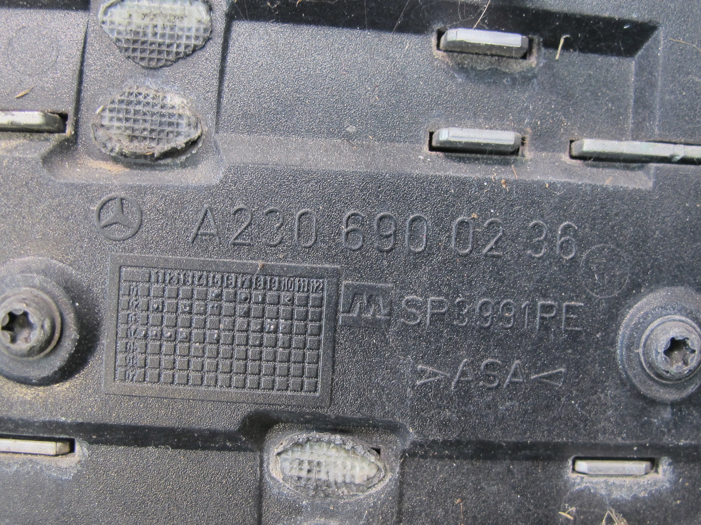 03-08 Mercedes R230 SL600 V12 Set of 2 Front Fender Grille Vent Trim Molding OEM