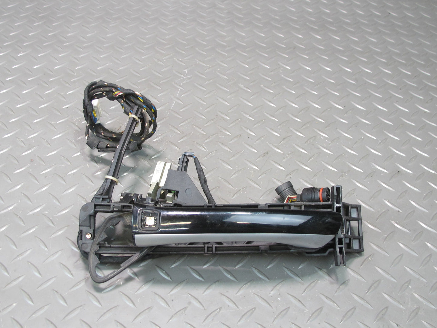 03-06 Mercedes R230 Sl-class Left Door Exterior Handle w Keyless Entry OEM