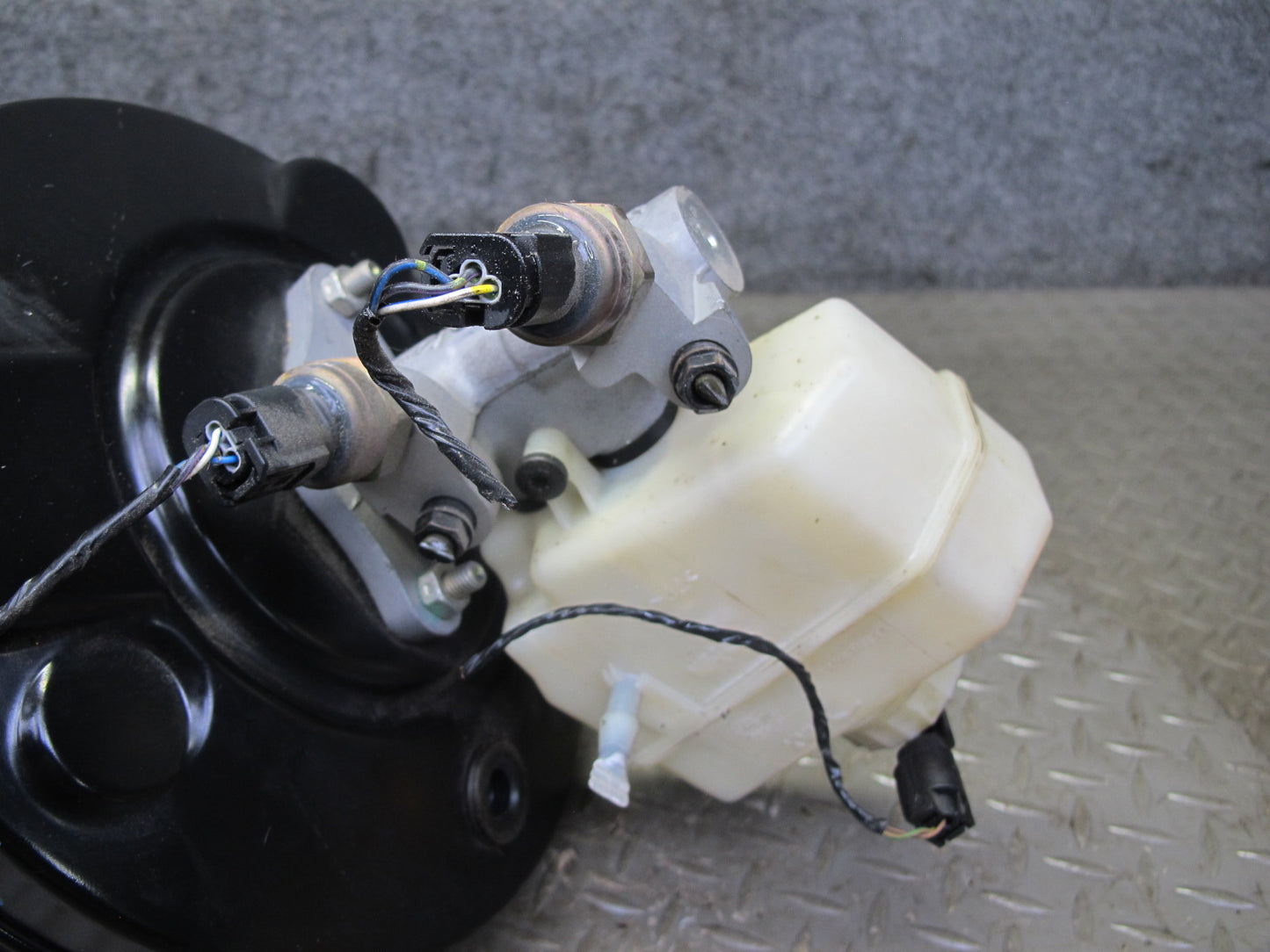 01-06 BMW E46 330ci Brake Master Cylinder Booster Fluid Reservoir OEM