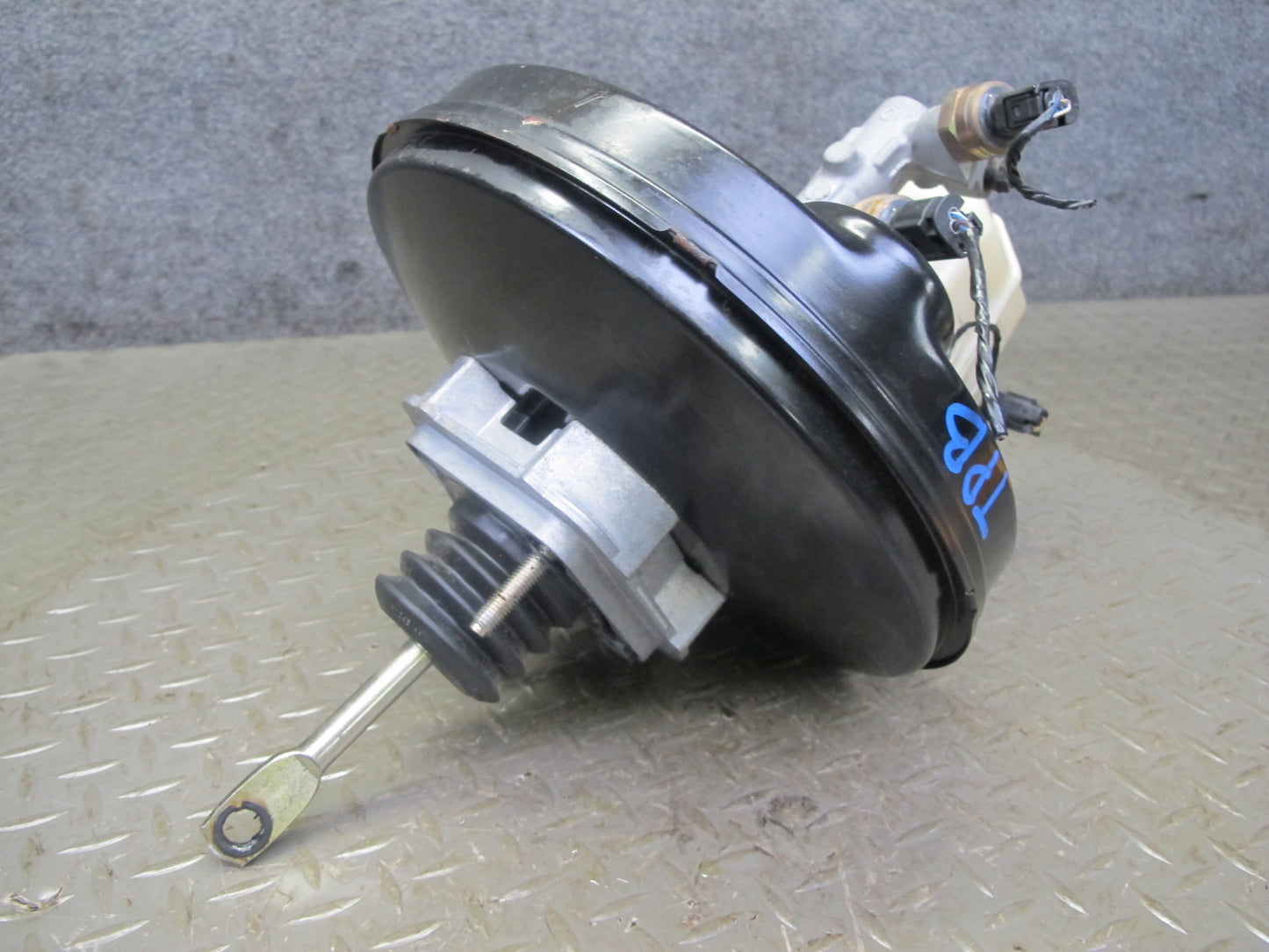 01-06 BMW E46 330ci Brake Master Cylinder Booster Fluid Reservoir OEM