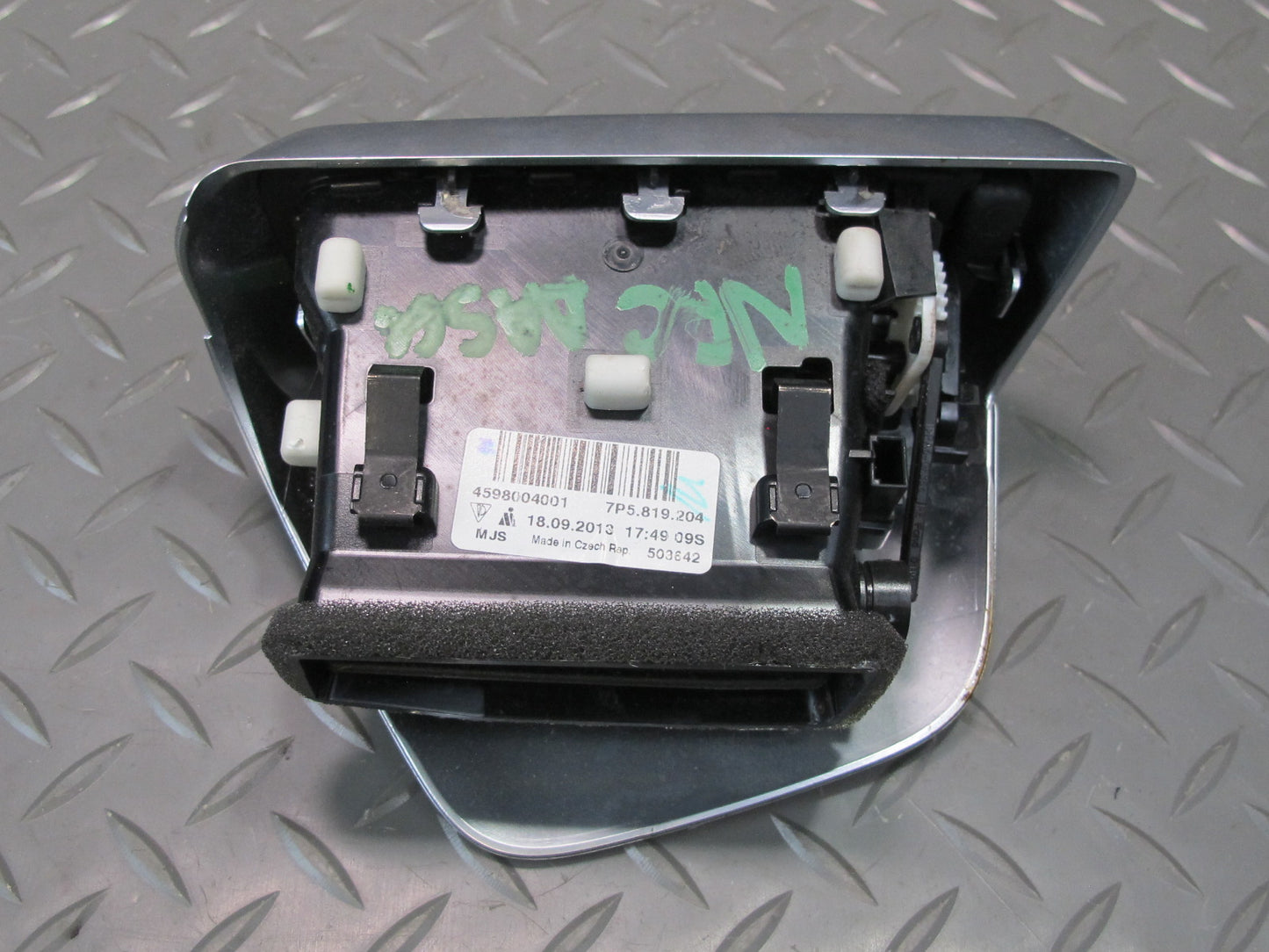 2011-2018 Porsche Cayenne 958 Rear Right Side Center A/C Heater Air Vent Grille