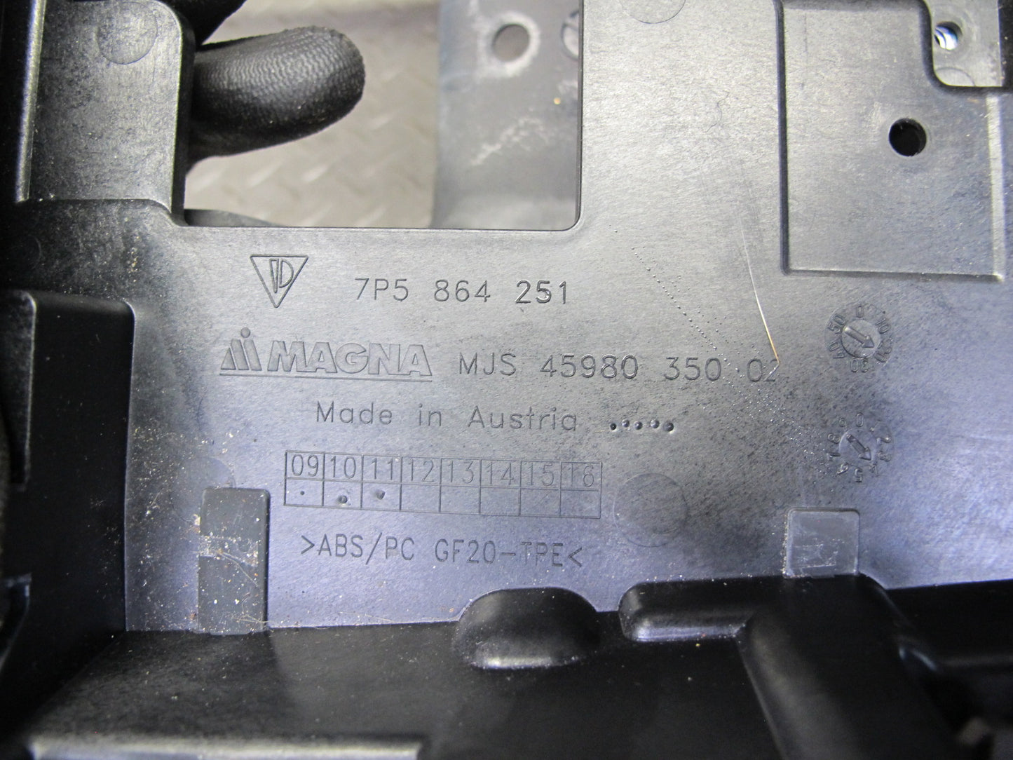 2011-2018 Porsche Cayenne 958 Front Dash Center Console Frame Panel Assembly