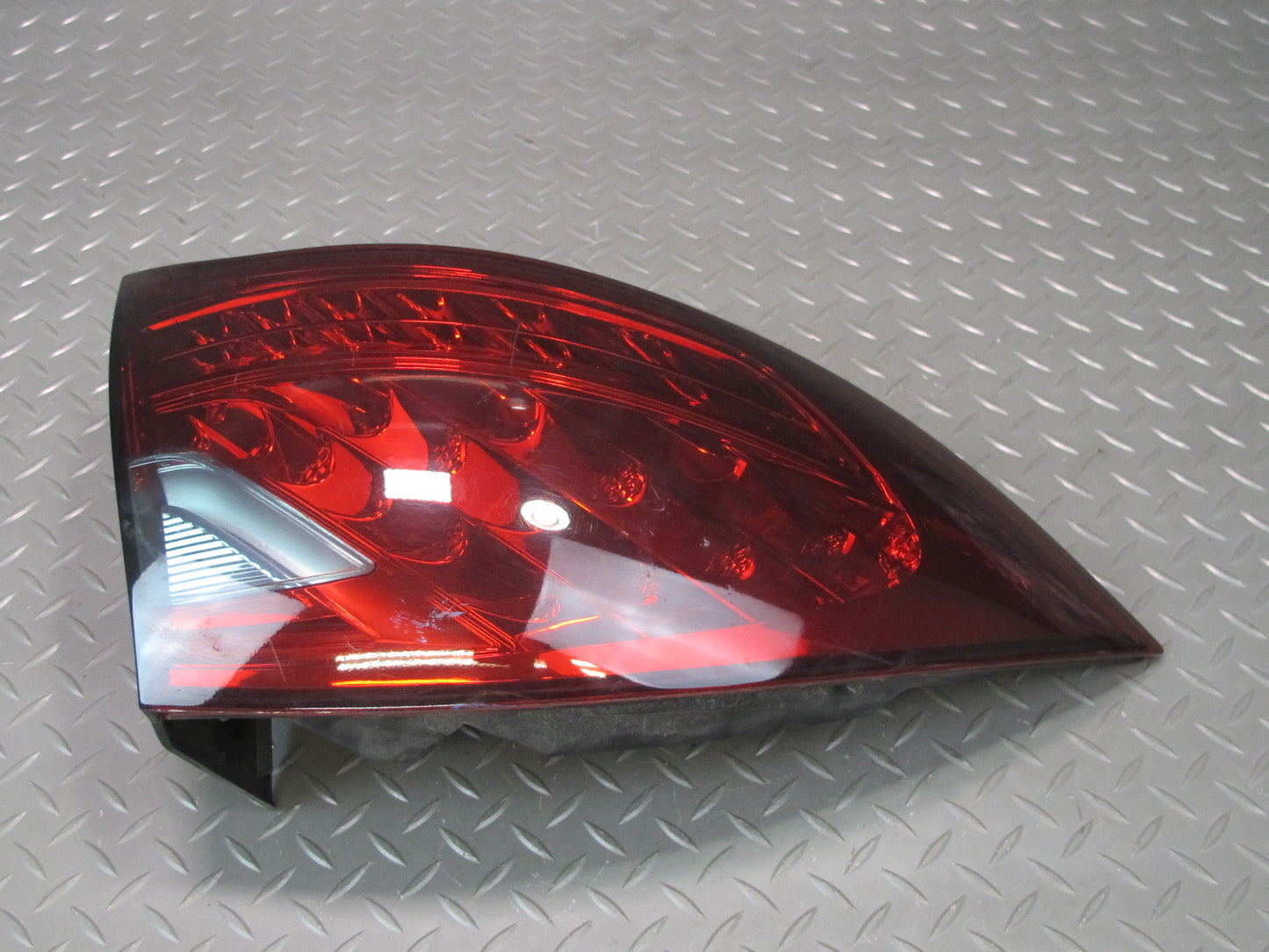 2011-2014 Porsche Cayenne 958 Rear Left Drvier Side Outer Tail Light Lamp