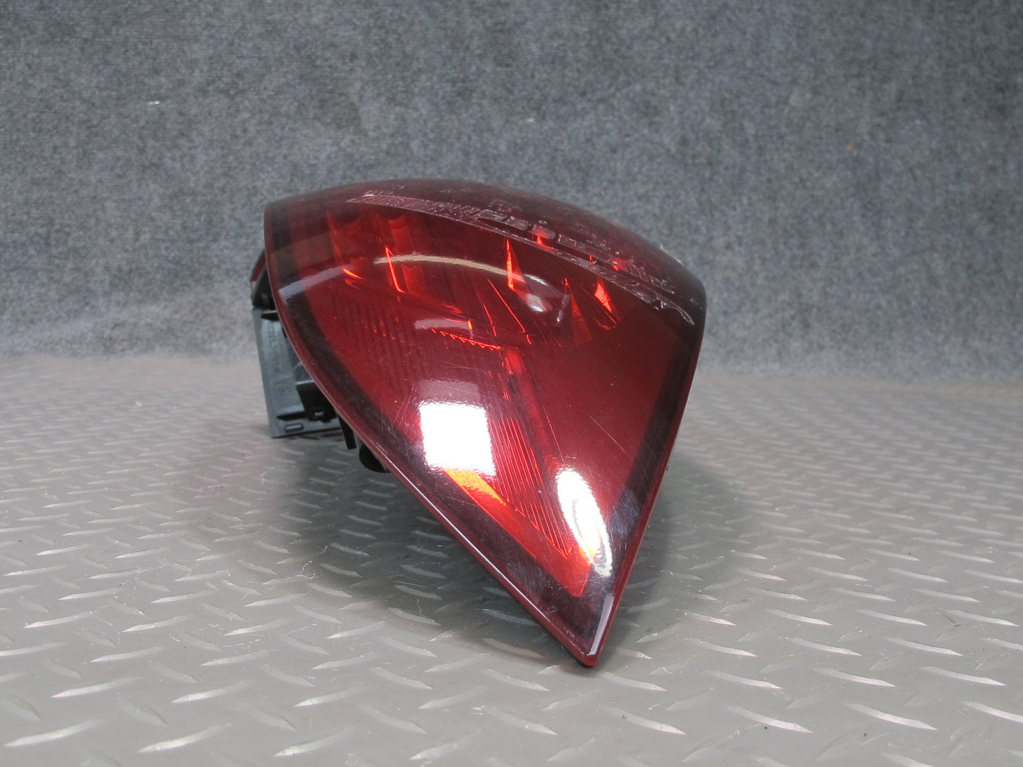 2011-2014 Porsche Cayenne 958 Rear Right Passenger Side Outer Tail Light Lamp