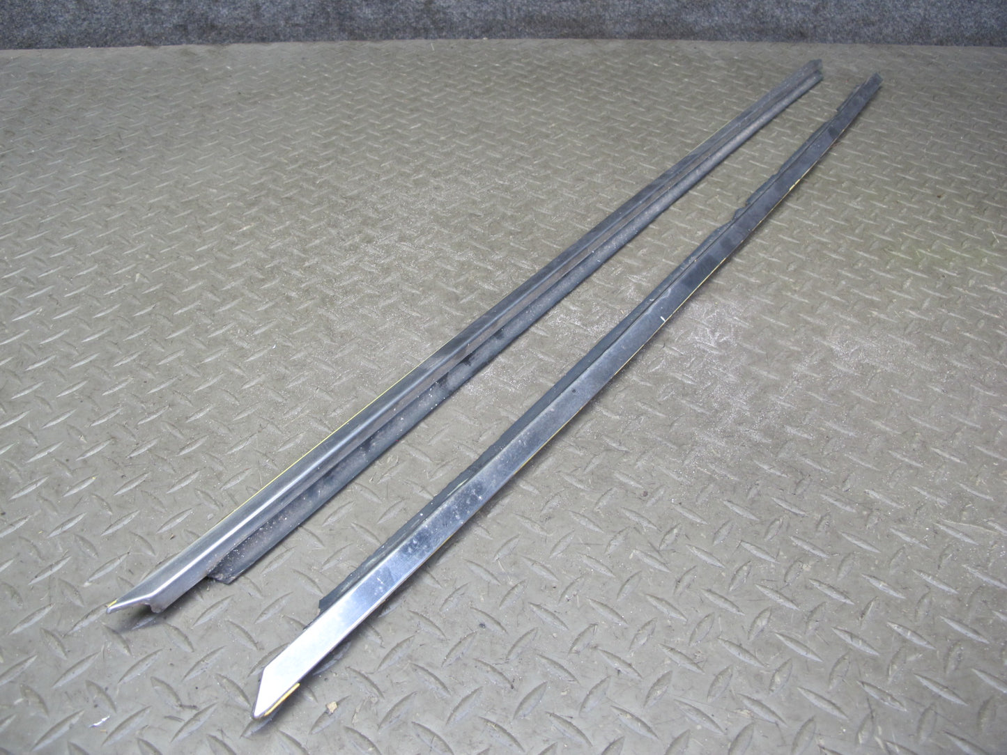 77-77 Datsun S30 280Z 2+2 Left & Right Door Weatherstrip Seal Molding Set OEM