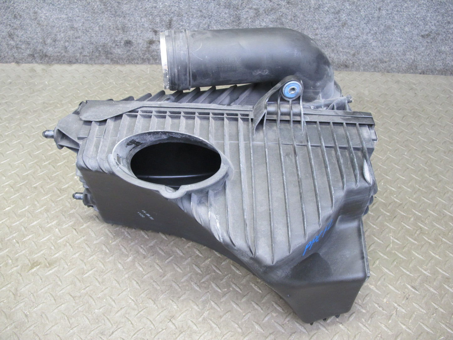 11-14 Porsche Cayenne 958 4.8L Turbo Front Left Air Intake Cleaner Filter Box