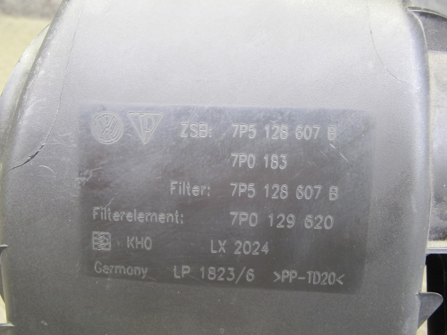 11-14 Porsche Cayenne 958 4.8L Turbo Front Left Air Intake Cleaner Filter Box