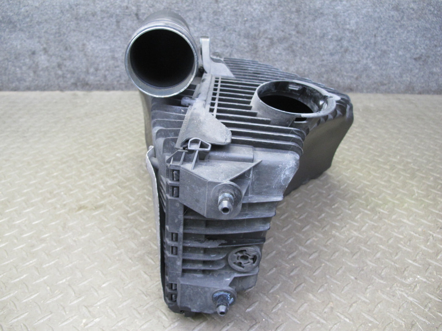 11-14 Porsche Cayenne 958 4.8L Turbo Front Left Air Intake Cleaner Filter Box