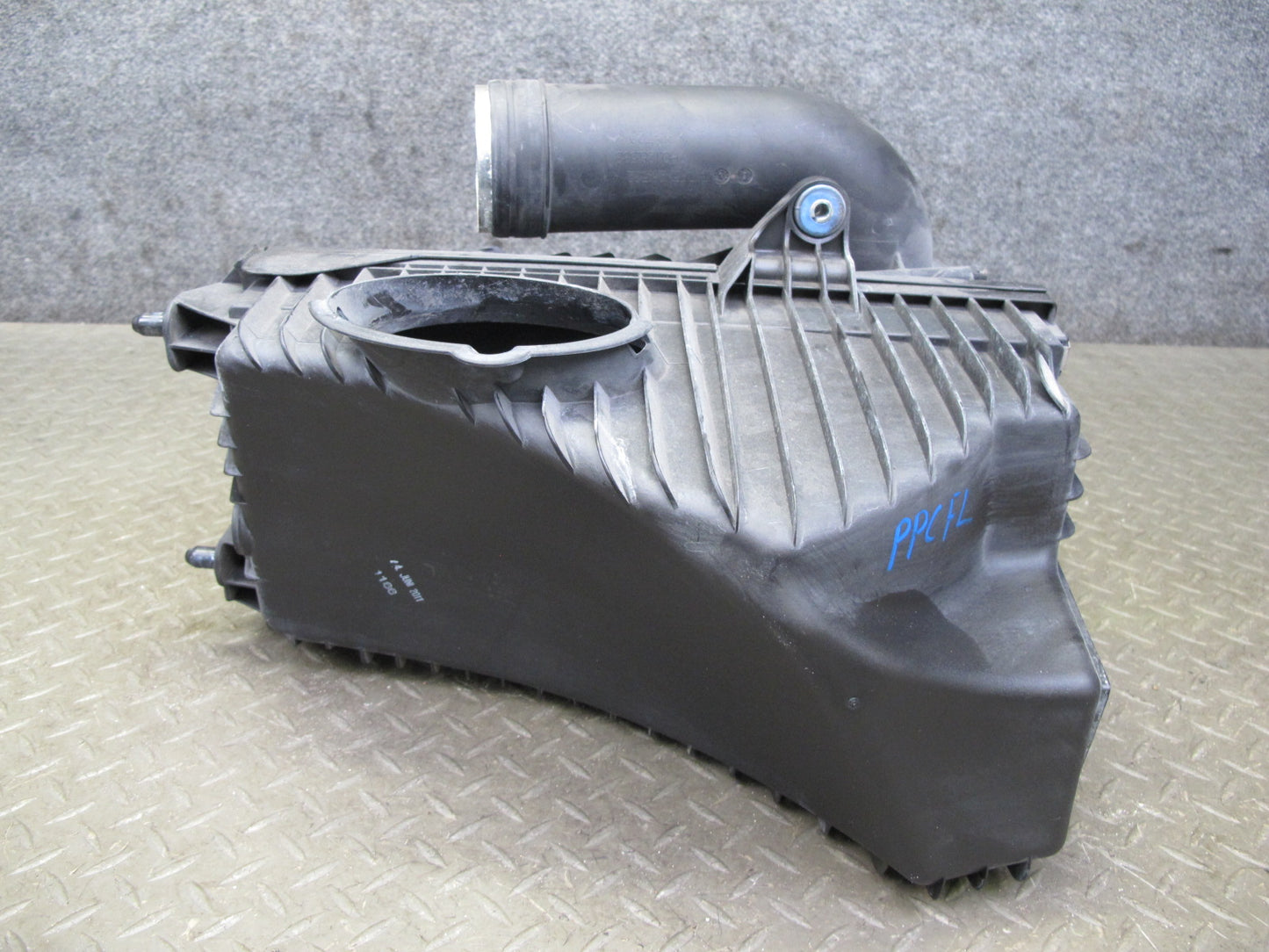 11-14 Porsche Cayenne 958 4.8L Turbo Front Left Air Intake Cleaner Filter Box