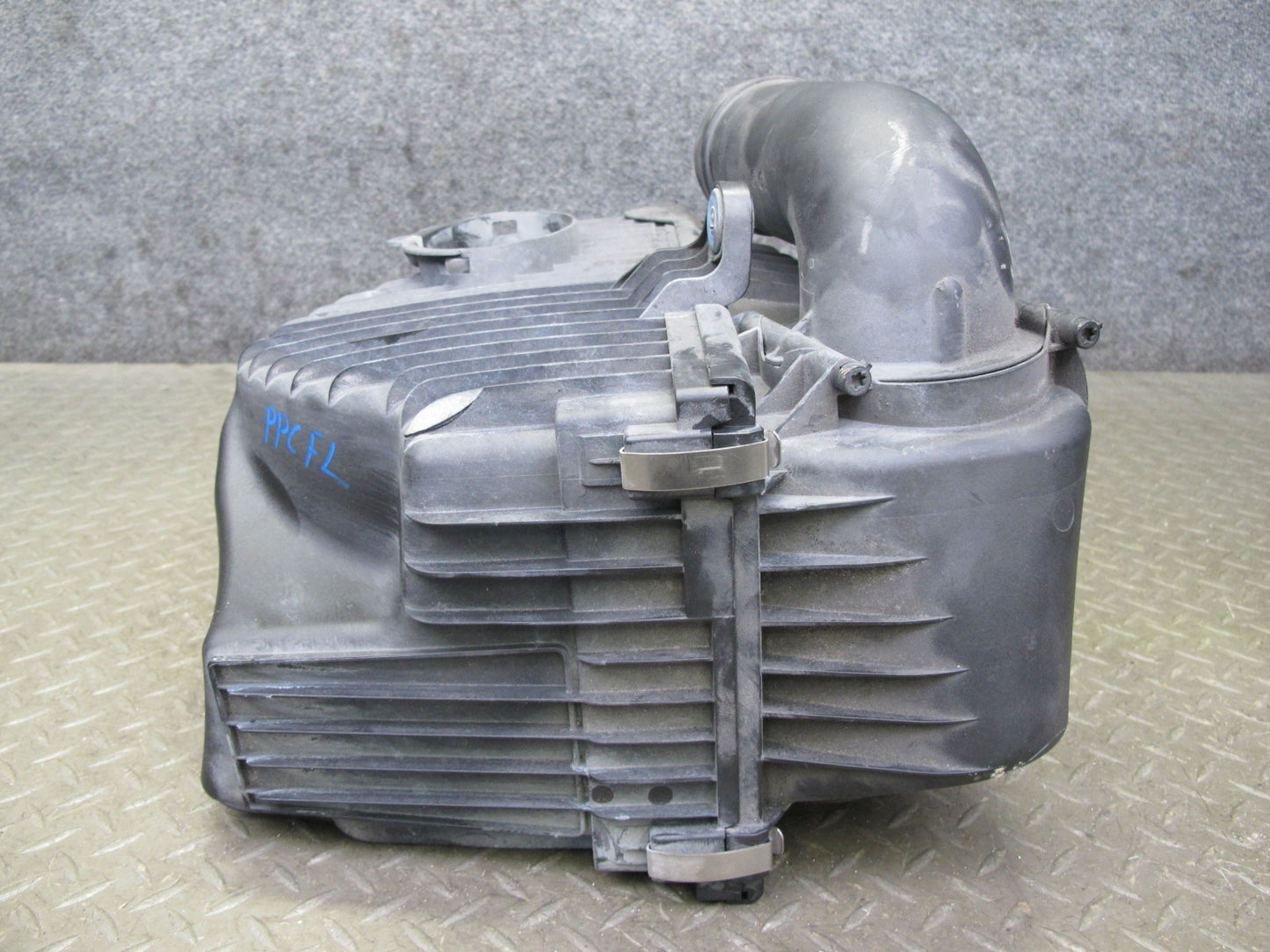 11-14 Porsche Cayenne 958 4.8L Turbo Front Left Air Intake Cleaner Filter Box