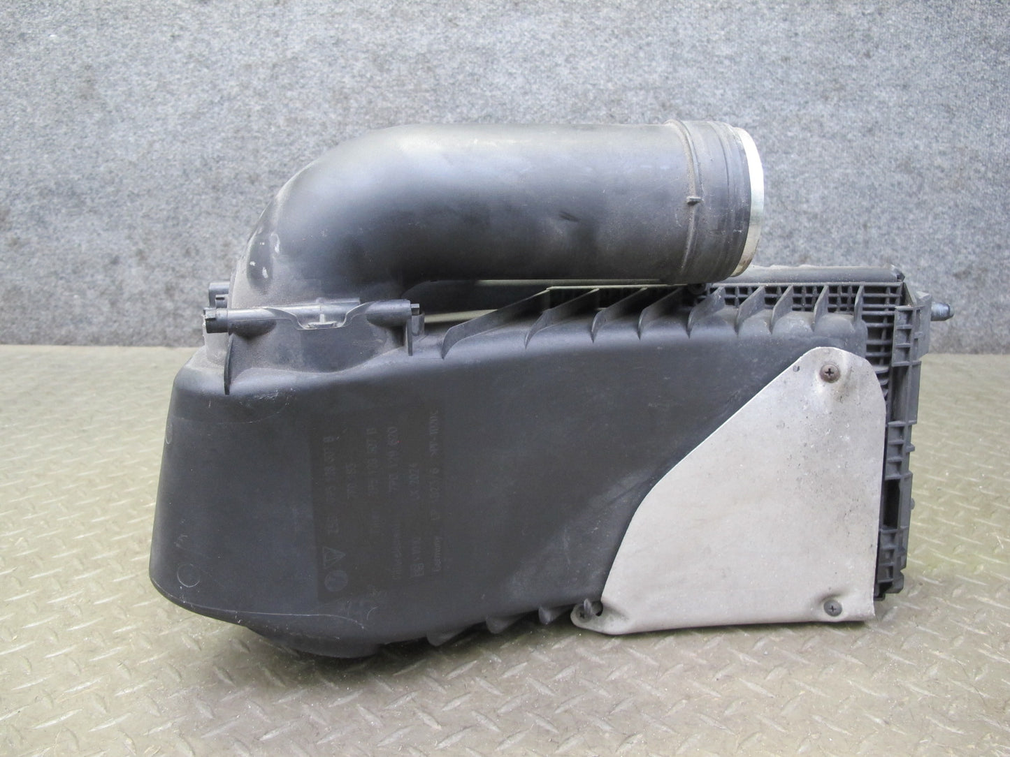 11-14 Porsche Cayenne 958 4.8L Turbo Front Left Air Intake Cleaner Filter Box