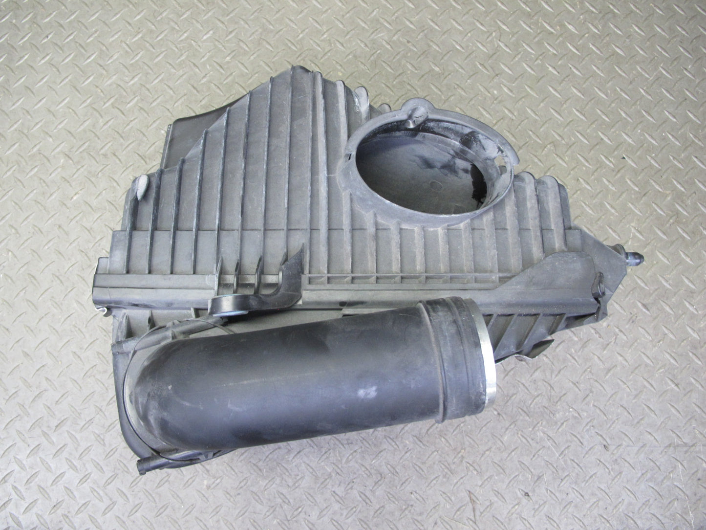 11-14 Porsche Cayenne 958 4.8L Turbo Front Left Air Intake Cleaner Filter Box