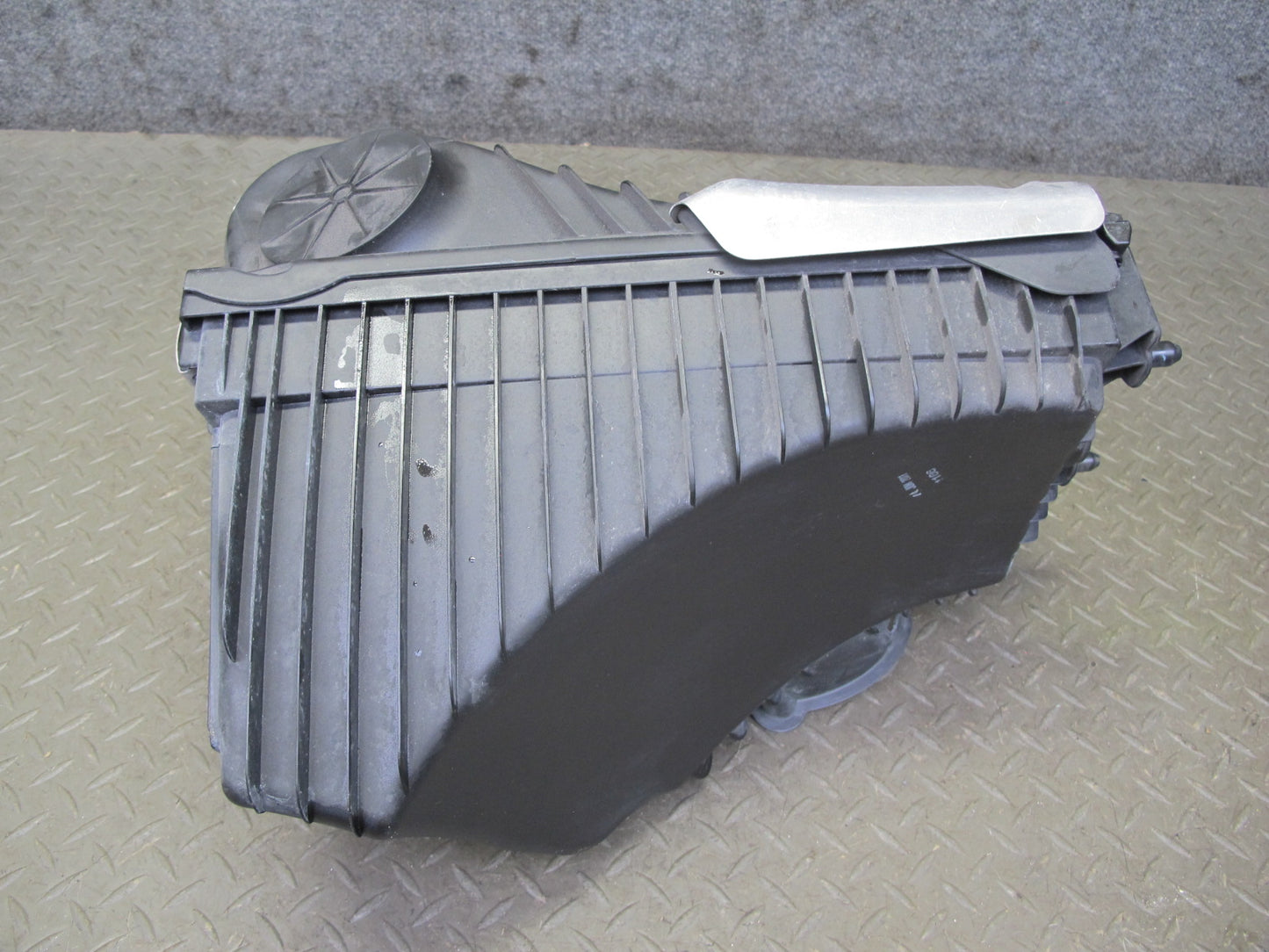11-14 Porsche Cayenne 958 4.8L Turbo Front Left Air Intake Cleaner Filter Box