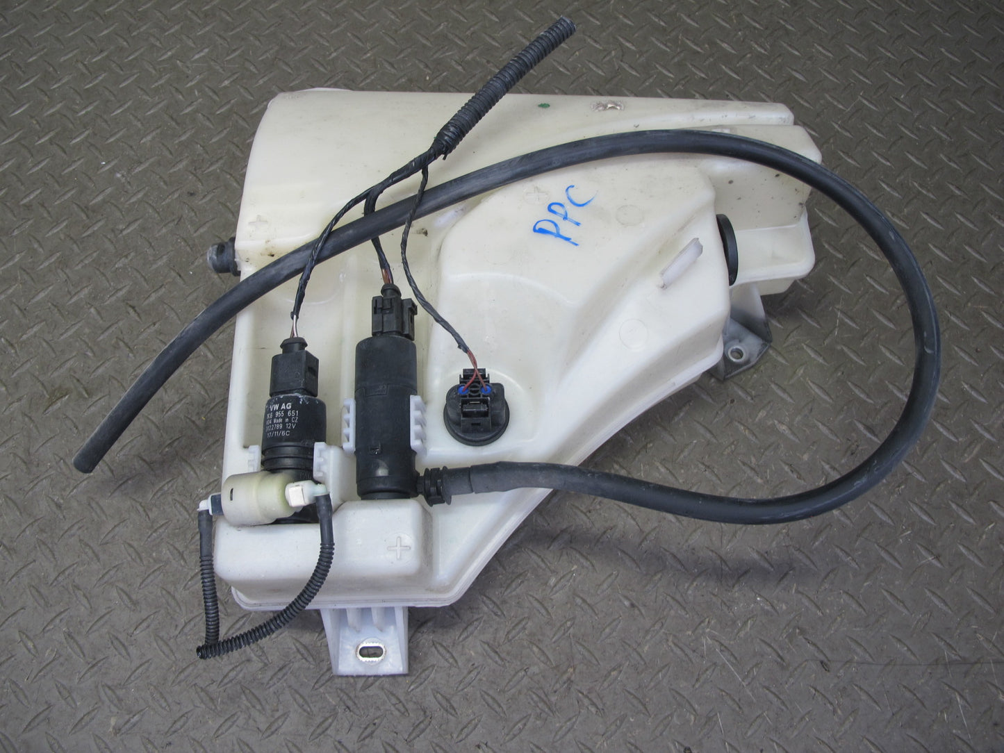 2011-2018 Porsche Cayenne 958 Windshield Washer Fluid Reservoir Tank W/ Pump