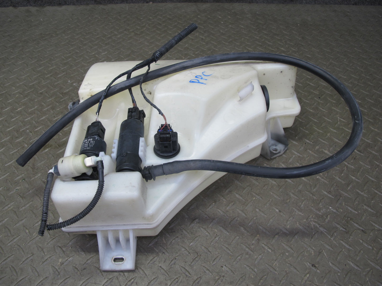 2011-2018 Porsche Cayenne 958 Windshield Washer Fluid Reservoir Tank W/ Pump