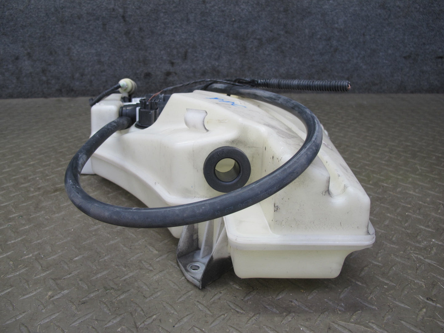 2011-2018 Porsche Cayenne 958 Windshield Washer Fluid Reservoir Tank W/ Pump