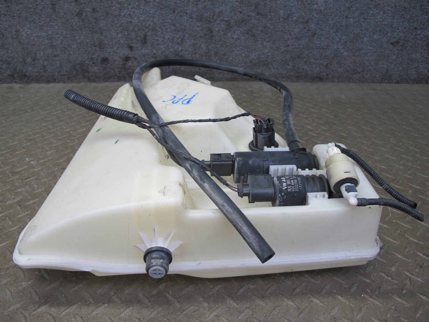 2011-2018 Porsche Cayenne 958 Windshield Washer Fluid Reservoir Tank W/ Pump