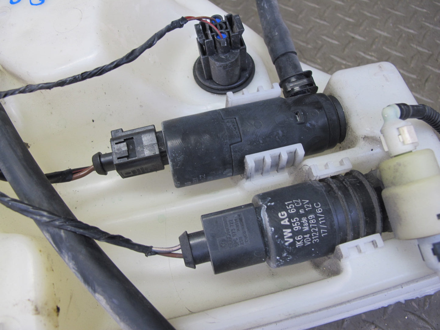 2011-2018 Porsche Cayenne 958 Windshield Washer Fluid Reservoir Tank W/ Pump