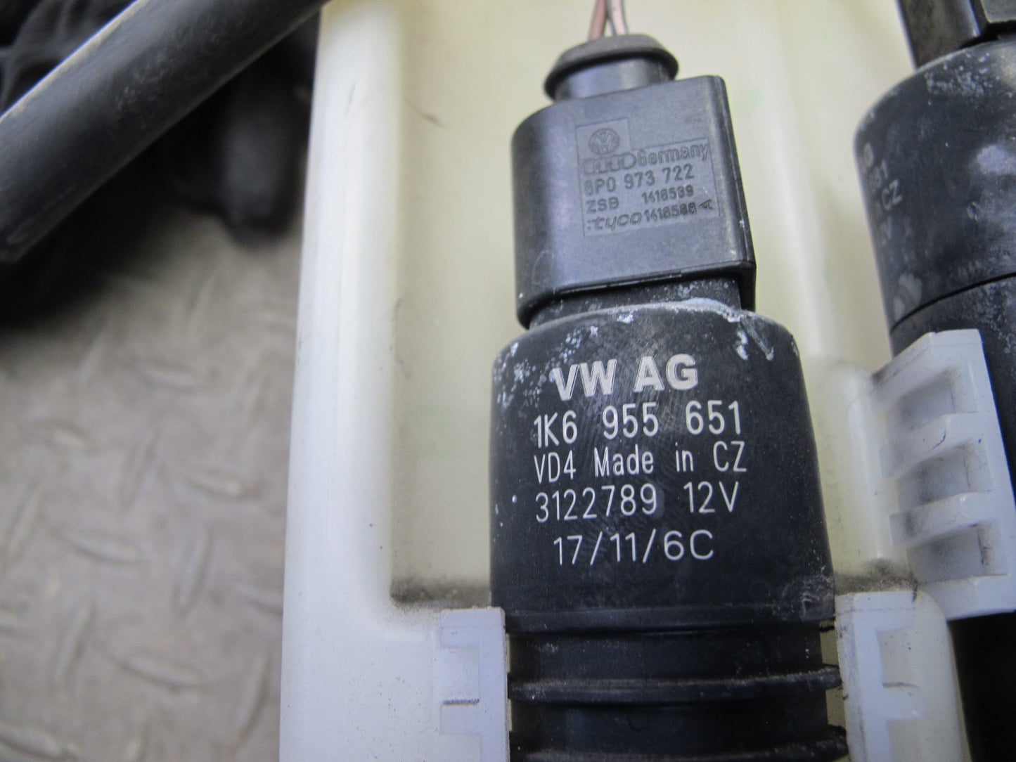 2011-2018 Porsche Cayenne 958 Windshield Washer Fluid Reservoir Tank W/ Pump